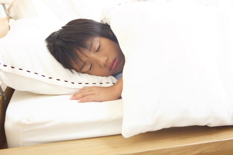 幼児は「おねしょ」、学童期には「夜尿症」